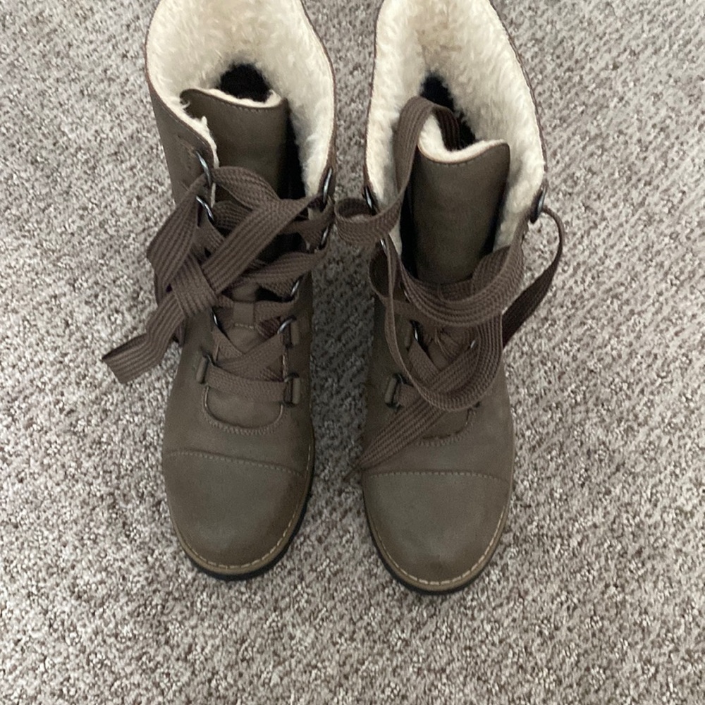 Only worn 2x… very comfy and warm!